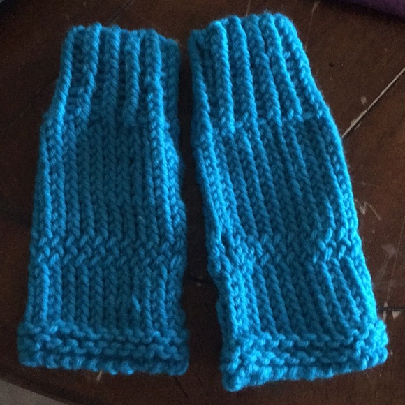 Child’s Fingerless Gloves - Picture 3 of 10